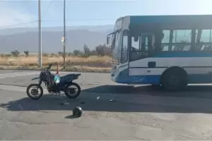 Un motociclista result herido tras chocar con un colectivo al sur de la ciudad