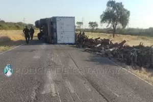 Se desprendi el acoplado de un camin y volc en la ruta 20