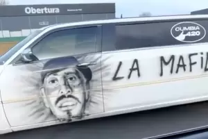 L-Gante homenaje a El Noba con una limusina pintada con aerosol