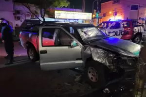 Perdi� el control de su camioneta y choc� contra un poste de luz
