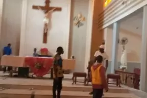 Masacre en Nigeria: entraron a una iglesia, secuestraron al cura y mataron a tiros a 50 personas