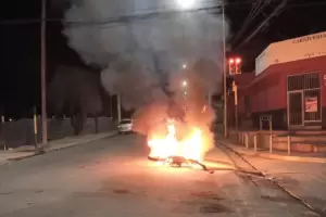 Una  moto se prendi fuego luego de colisionar con un auto de alquiler en el norte de la ciudad
