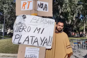 Ahorrista encadenado: pas la noche en la plaza y est en contra de la domiciliaria de Bacchiani
