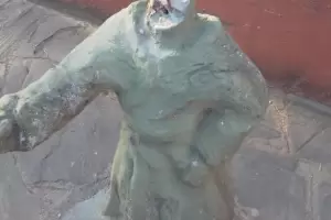 Vndalos destruyeron el Monumento a la Familia del Beato Esqui