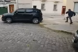 Un motociclista persigui a un ladrn, recuper un celular robado, y lo devolvi