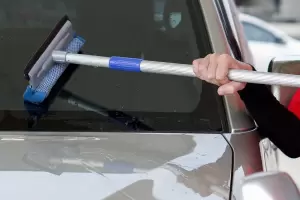 Ataque de ira: rompi el parabrisas de un auto con un haragn porque no le dejaron limpiarlo