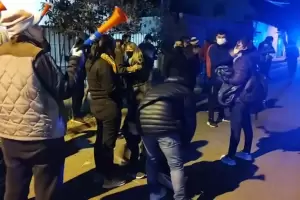 Ahorristas reclaman frente a la casa del fiscal Santos Reynoso