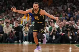 Con un Curry imparable, Golden State Warriors derrot a Boston e igual la serie