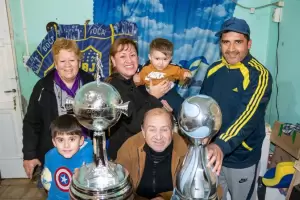 El gesto de Juan Romn Riquelme: le regal una camiseta autografiada al jubilado estafado en La Rioja