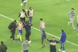 Violencia en el partido de Central Crdoba-Boca: Los hinchas invadieron la cancha y se pelearon