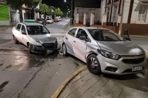 Choque con lesionados en el centro: violento impacto entre una automovilista y un remisero