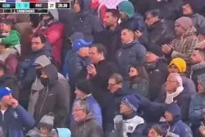 Se acab el mito? Apareci una nueva imagen de Maradona, pero sera un hincha de Gimnasia