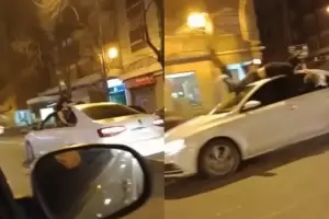 Inslito: viaj ms de 30 cuadras sobre el techo de un auto en una transitada avenida