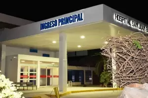 Una joven apual por la espalda a la pareja de su madre, quien la estaba golpeando en la calle