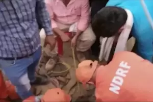 Carrera contrarreloj en la India para salvar a un nio de 10 aos atrapado en un pozo desde 4 das