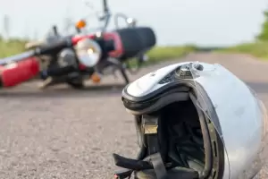 Siniestro vial: Una moto qued destrozada luego de colisionar contra un colectivo