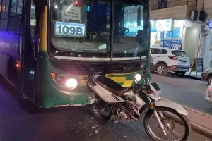 Micro se subi literalmente sobre una moto