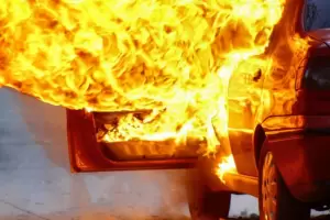 Un automvil se incendi en el centro de la ciudad capital