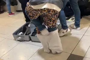 Ins�lito: Le iban a cobrar exceso de equipaje y para evitarlo se visti� con la ropa que llevaba en la valija