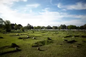 Filmaron un video pornogrfico en un cementerio, lo vendieron y fueron denunciados