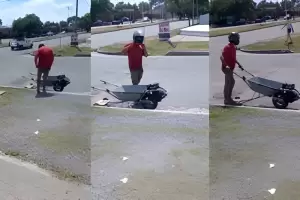 Video viral: Un albail de Crdoba convirti una carretilla en una moto