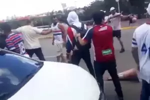 Una barra brava agredi salvajemente a un futbolista por su mal desempeo