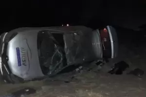 Grave accidente: un auto con tres ocupantes despist y volc en Miraflores