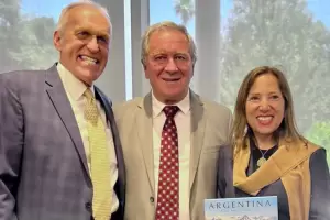 Dusso se reuni con la vicegobernadora de California