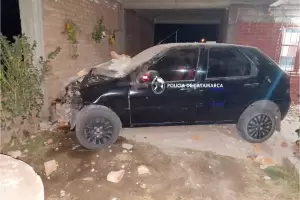 Descontrolado, se meti� con el auto en una casa