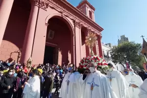 Un importante marco de fieles celebr a Jess Eucarista por las calles de la ciudad
