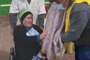 Emotivo da del Padre con la Virgen en el Hogar de Ancianos