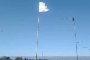 "Una vergenza": rechazo por una bandera en malas condiciones en el sur capitalino