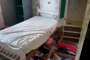 Entr� a robar, se llev� hasta los ahorros de los ni�os y los amenaz� con un palo