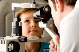 �Son realmente �tiles los anteojos con filtro azul para los ni�os?