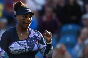 Serena Williams triunf frente a Danka Kovinic y posterg su retiro del tenis