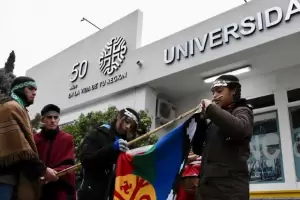 Izaron la bandera mapuche en la Universidad Nacional del Comahue