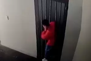 Video: A minutos de ser juzgado por homicidio, atraves los barrotes de la celda y escap