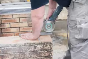 Horror en Mendoza: Mientras trabajaba en una construccin, se le cay una amoladora en la cabeza y perdi un ojo