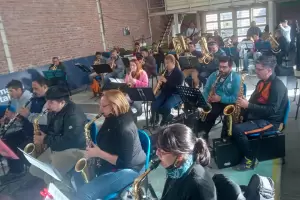 Banda de Msica: entregaron una parte de los uniformes pero mantendrn el quite de colaboracin