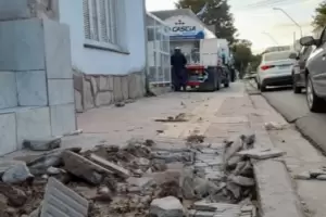 Camin subi a la vereda y destroz una conexin de agua
