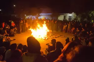 Fogn de San Juan: el mueco de Bacchiani y un mensaje antiminero en el centro del evento