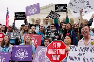 La Corte Suprema de EEUU derog el aborto y cada estado decidir si lo considera legal