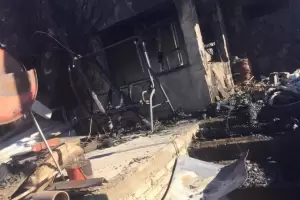 Su casa se incendi, muri su familia y no puede caminar: Pide trabajo para reconstruir su hogar y mantener a su hijo