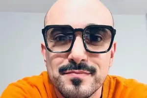 El gesto solidario de Abel Pintos que sorprendi� a un cantante callejero