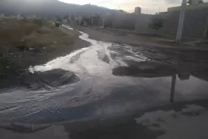 Vecinos reclaman por prdidas de agua en distintos puntos de Valle Chico