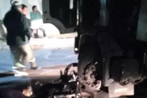 Brutal accidente: Un camin recolector choc una moto