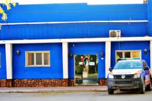 Muri un hombre tras un choque entre una camioneta y una moto