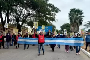Indignante: Un grupo de jubilados se manifest por la falta de camas y medicacin en un hospital
