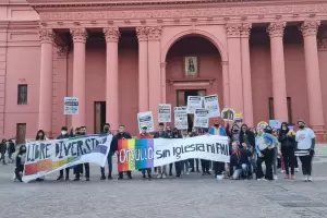 Por el da del Orgullo LGBTIQ+  realizaron una marcha y banderazo en la ciudad capital