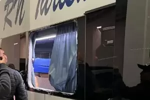 El micro de Boca fue atacado a piedrazos en Brasil, mientras se dirigan al estadio